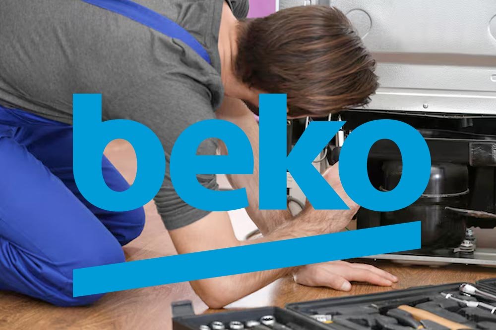 Ovlašćeni servis Beko frižidera, majstor popravlja Beko frižider